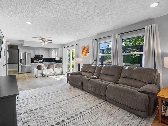 4th image of 298 Sumption Dr