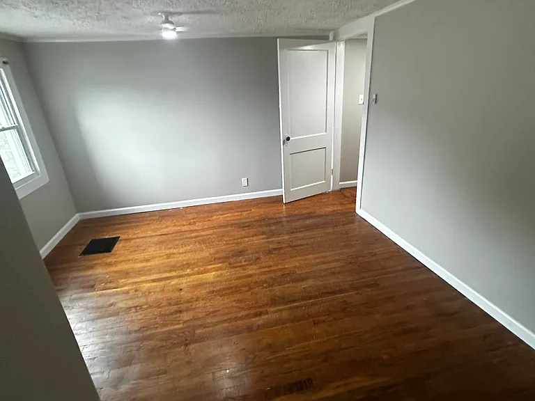 1414 E 9th St — Photo 16