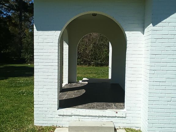 3rd image of 803-20 Arpent Rd