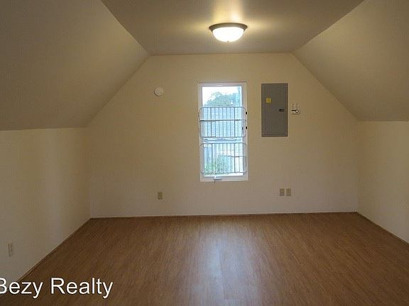 5th image of 1208B Windsor Ave