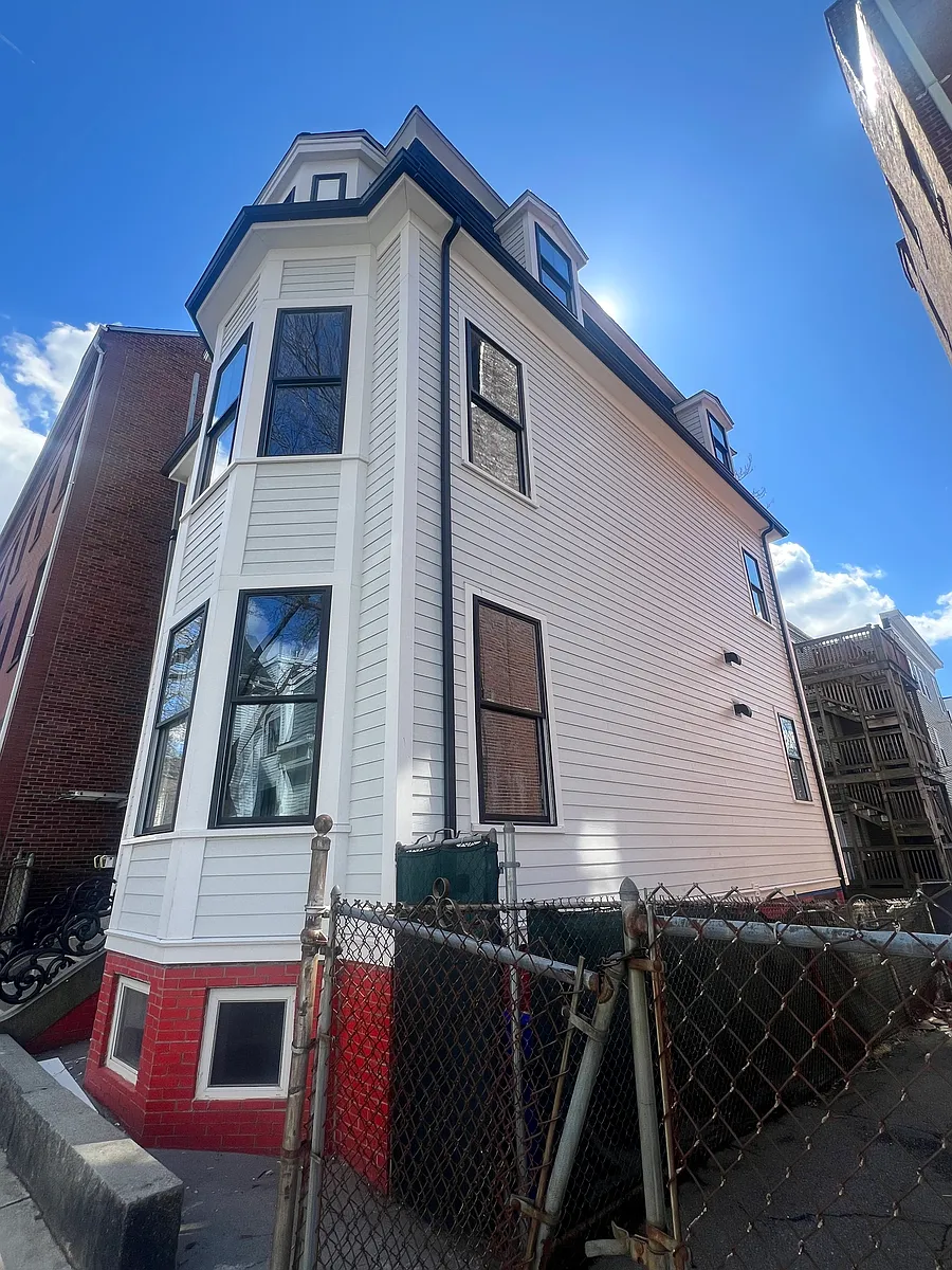 Building Photo - 395 W 4th St #1