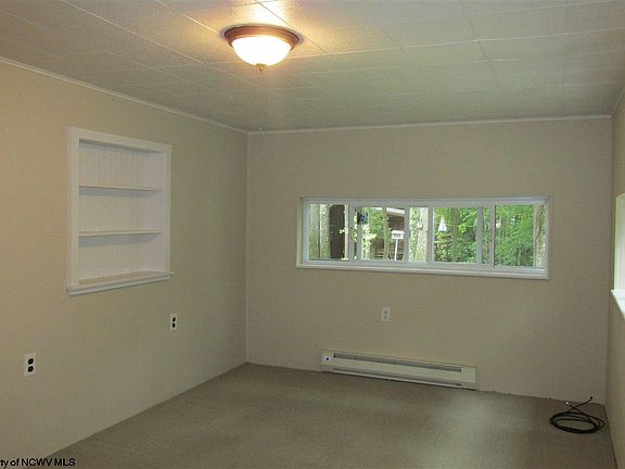 3rd image of 32 Woodhaven Ln