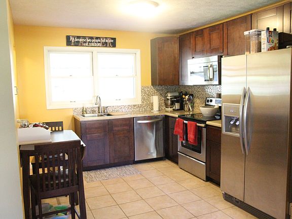3rd image of 924 E Avon Ln