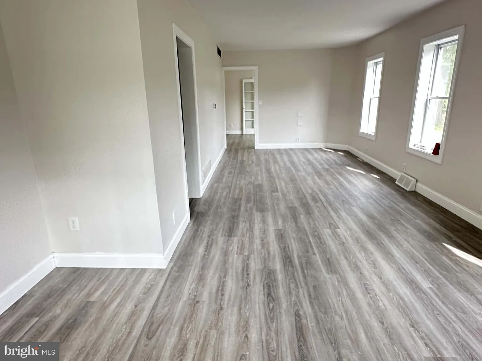 3 bed, 1.5 bath, 1320 sqft, $2,500 — Photo 4