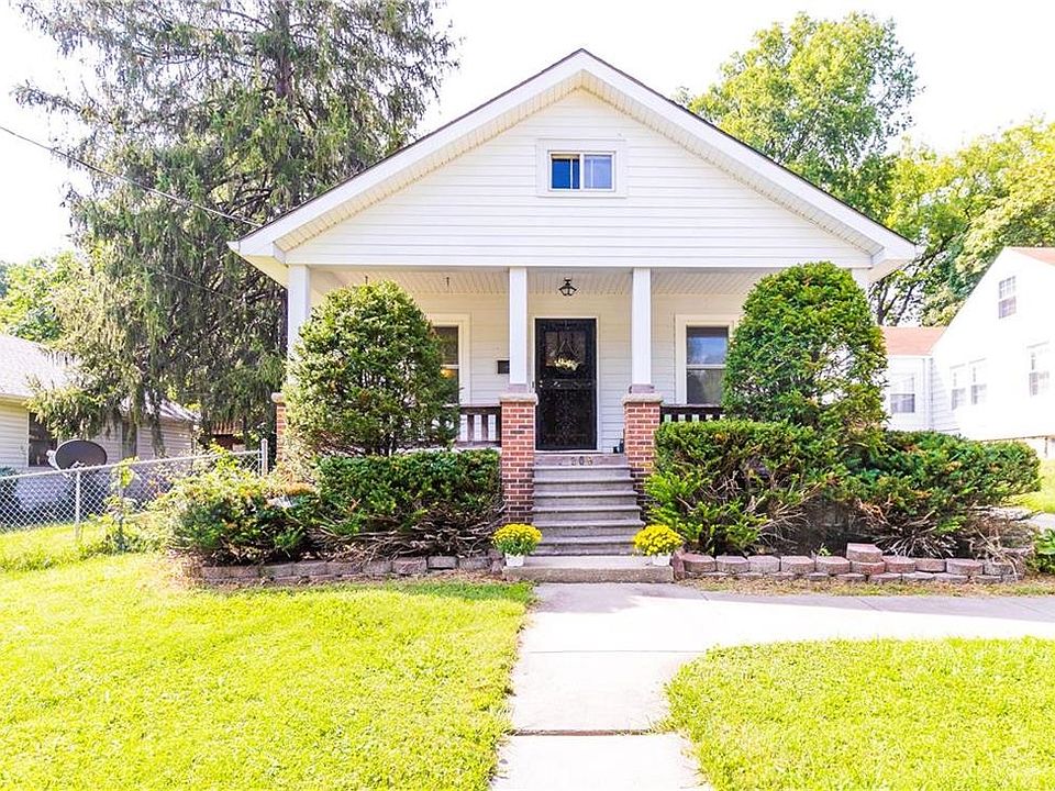 WELCOME TO 208 N FAIRVIEW AVE IN DOWNTOWN LIBERTY!