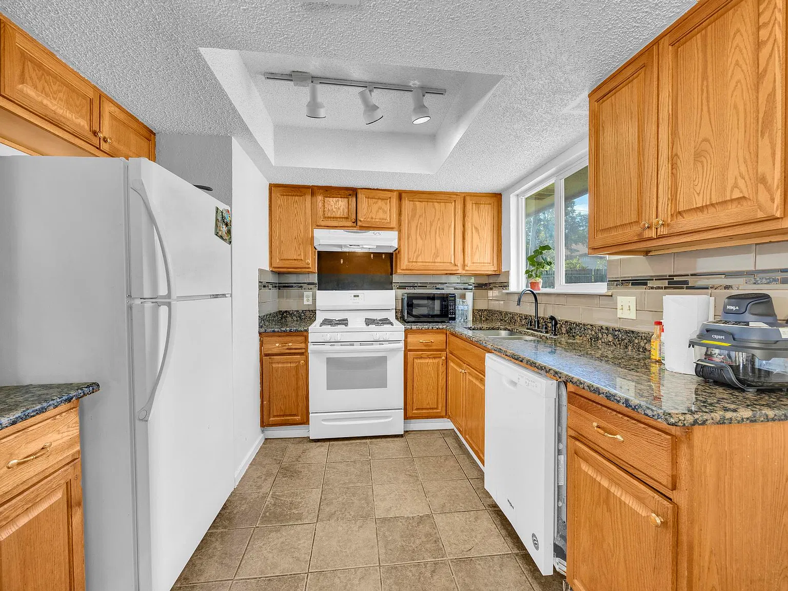 3 bed, 1200 sqft, $1,750 — Photo 4