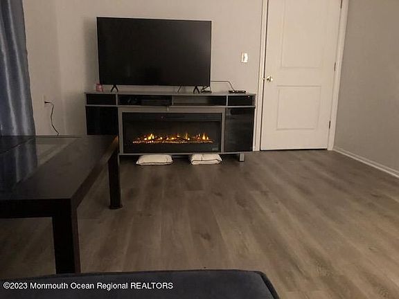 3rd image of 15 Yellowstone Dr
