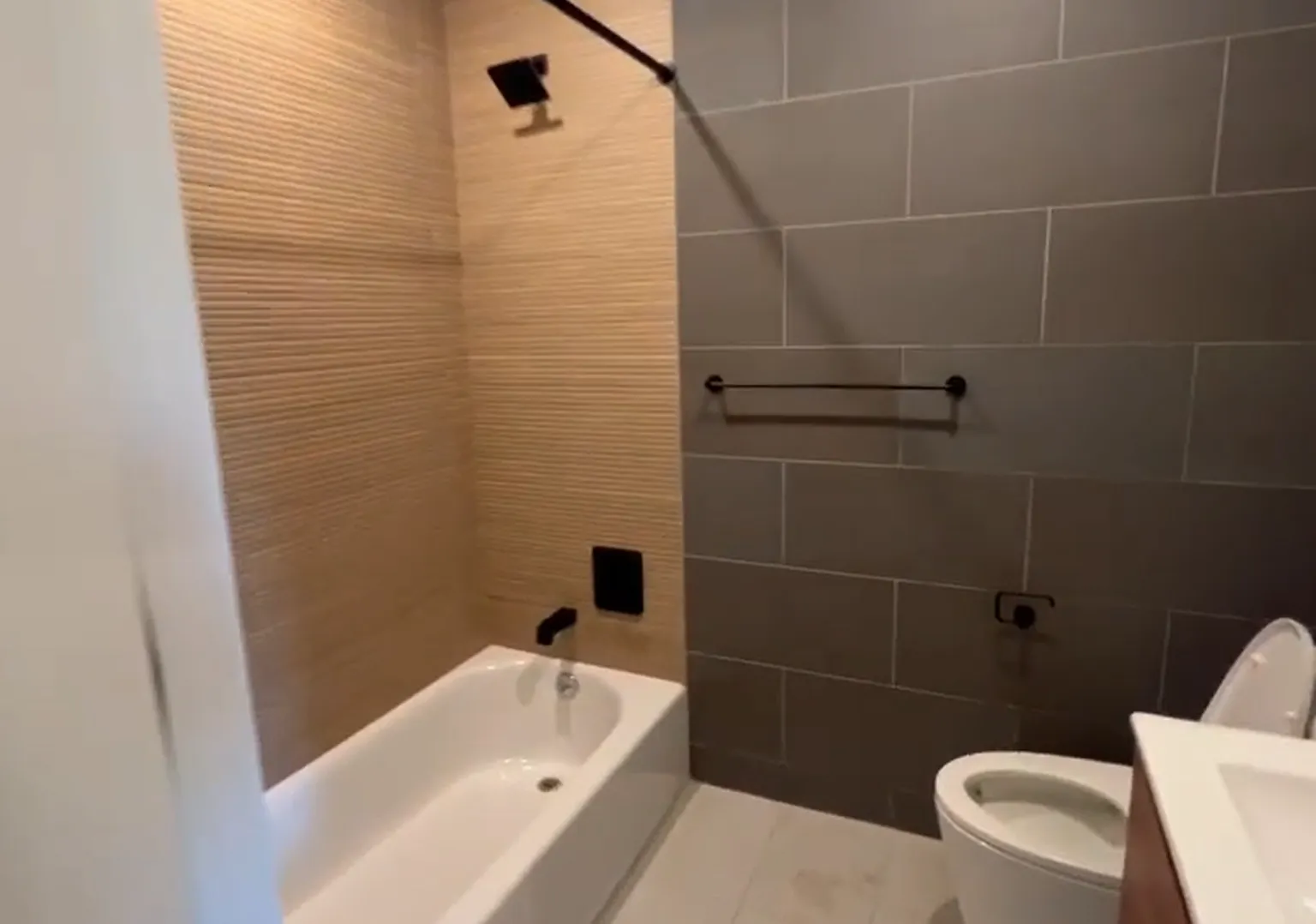 3 bed, 900 sqft, $3,373 — Photo 2