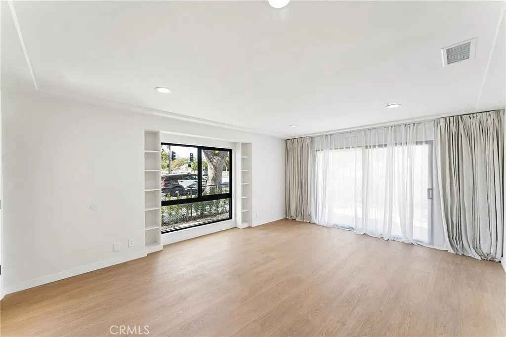 2 bed, 1354 sqft, $4,550 — Photo 4