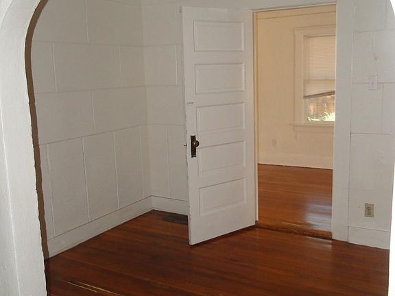 Bedroom w/sitting area