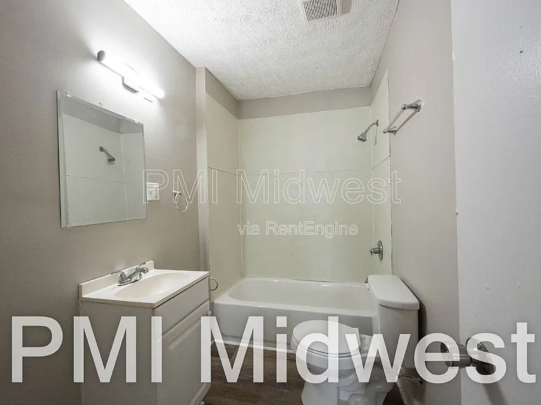 2932 N Dearborn St #A — Photo 6