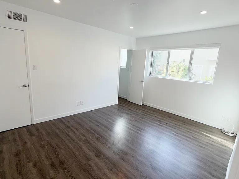 Beverly Hills apartment — Photo 9