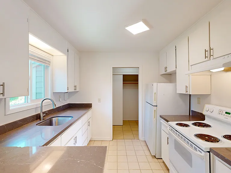 348 Robinson St #4 — Photo 3