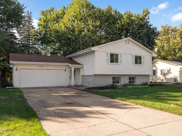 2300 Lamplight Dr, Woodbury, MN 55125