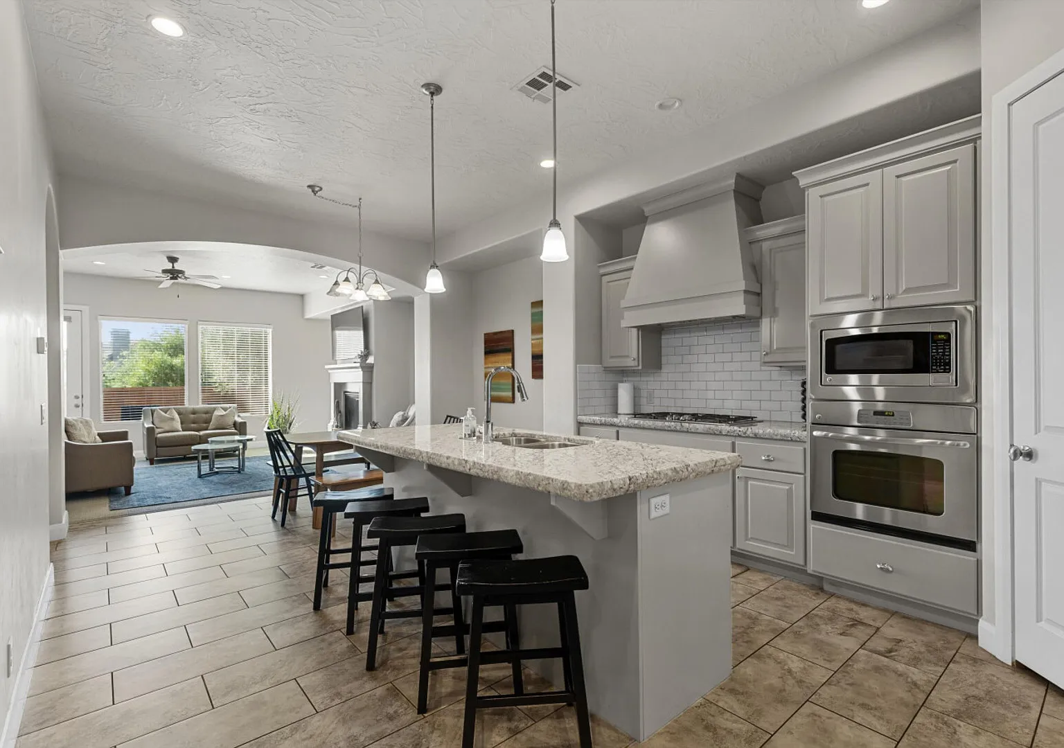 Cozy Home Surrounded by Pools, Spas, and a Fishing Pond — Photo 2