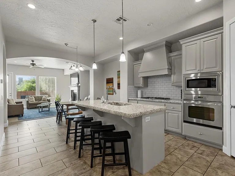 N Coral Ridge Dr — Photo 2