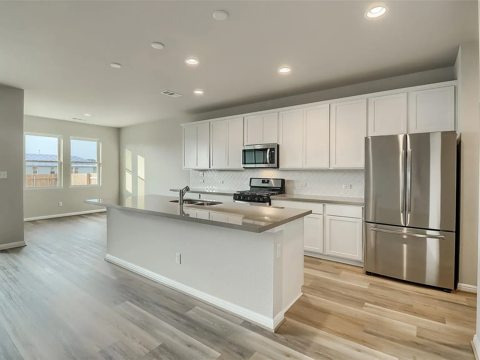 3 bed, 2.0 bath, 1656 sqft, $2,000 — Photo 4