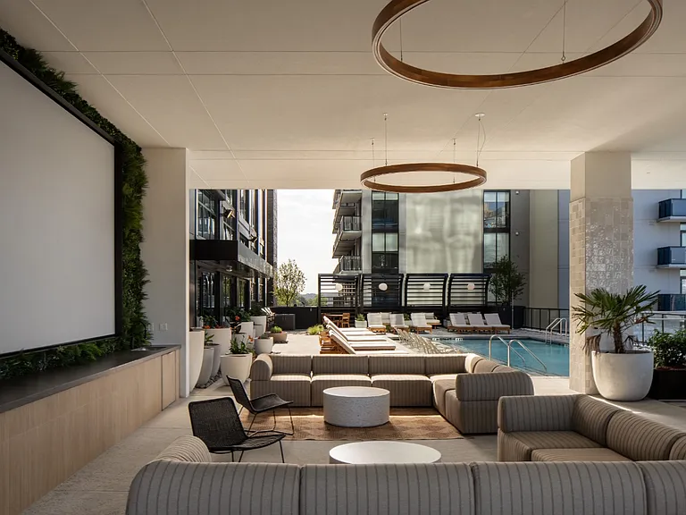 Emmi Midtown — Photo 40