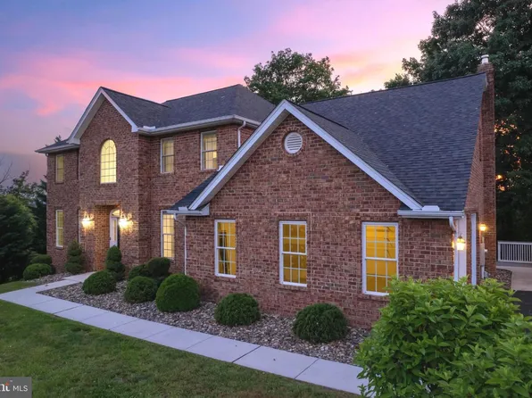 2384 Castlegreen Dr, Greencastle, PA 17225
