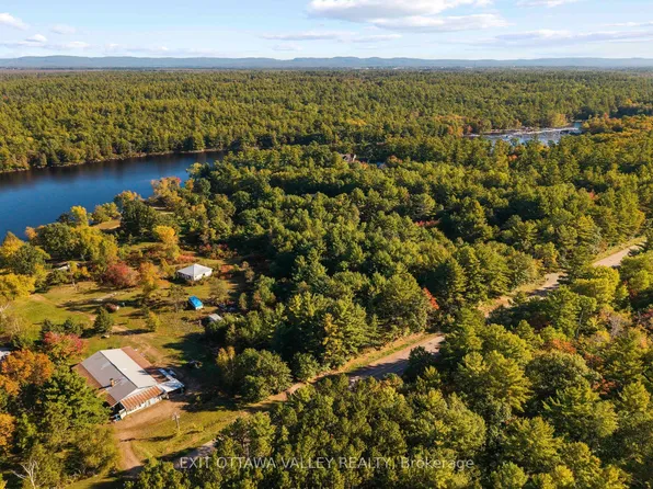 1060B Rantz Rd, Petawawa, ON K8H 2W8