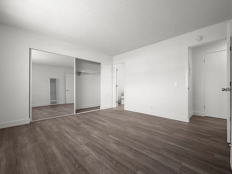 Sunset Square Apartments — Photo 49