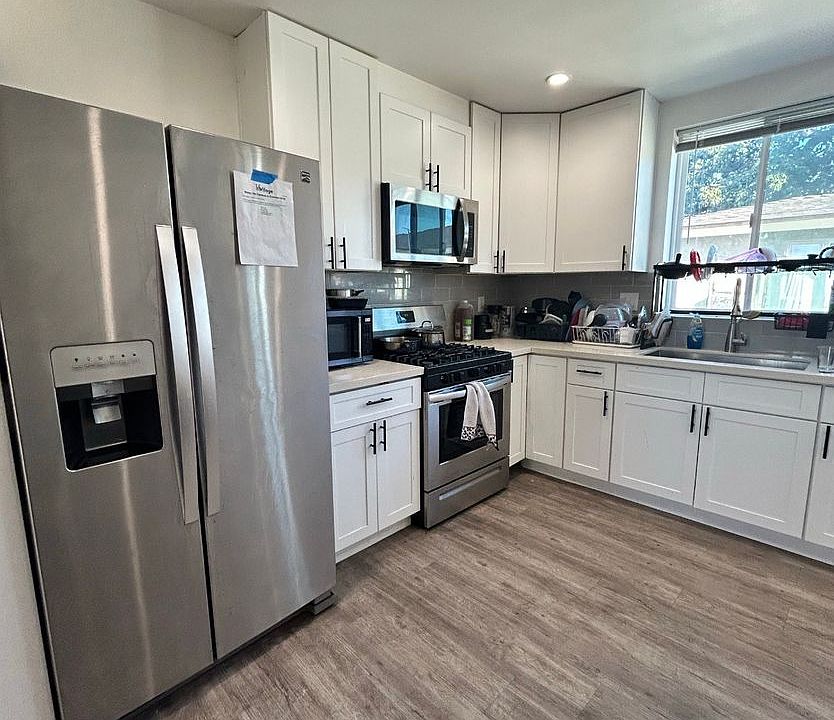 1st image of 1528 1/2 W 36th Pl #202