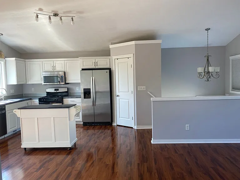 922 Peachcrest Ct NE — Photo 2