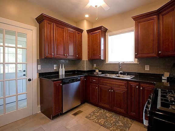 4th image of 1608 Bain St