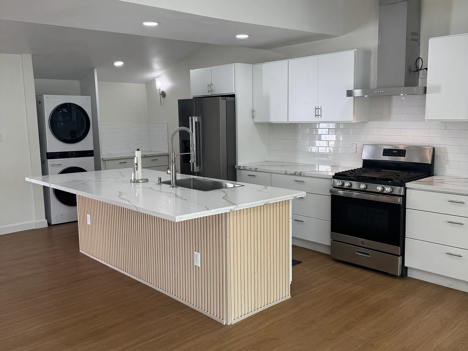3 bed, 1313 sqft, $4,095 — Photo 4