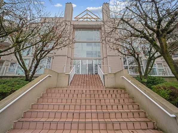 7700 Gilbert Rd #301, Richmond, BC V7C 3W2