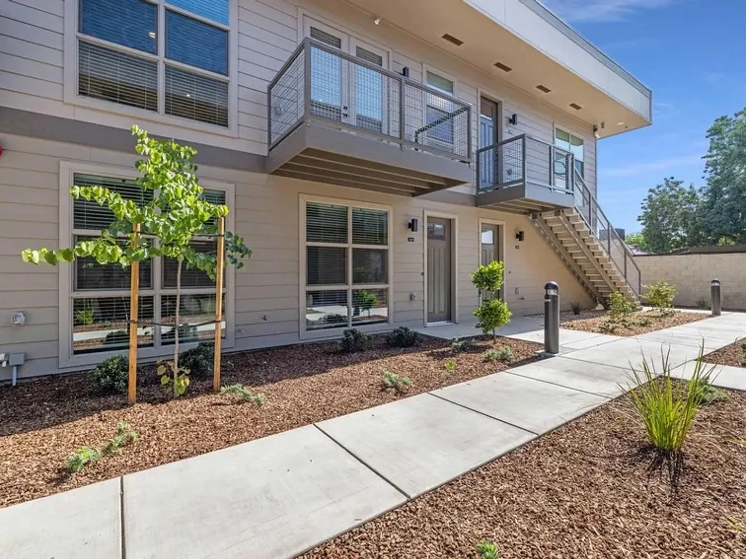 Vantage Pointe East — Photo 2