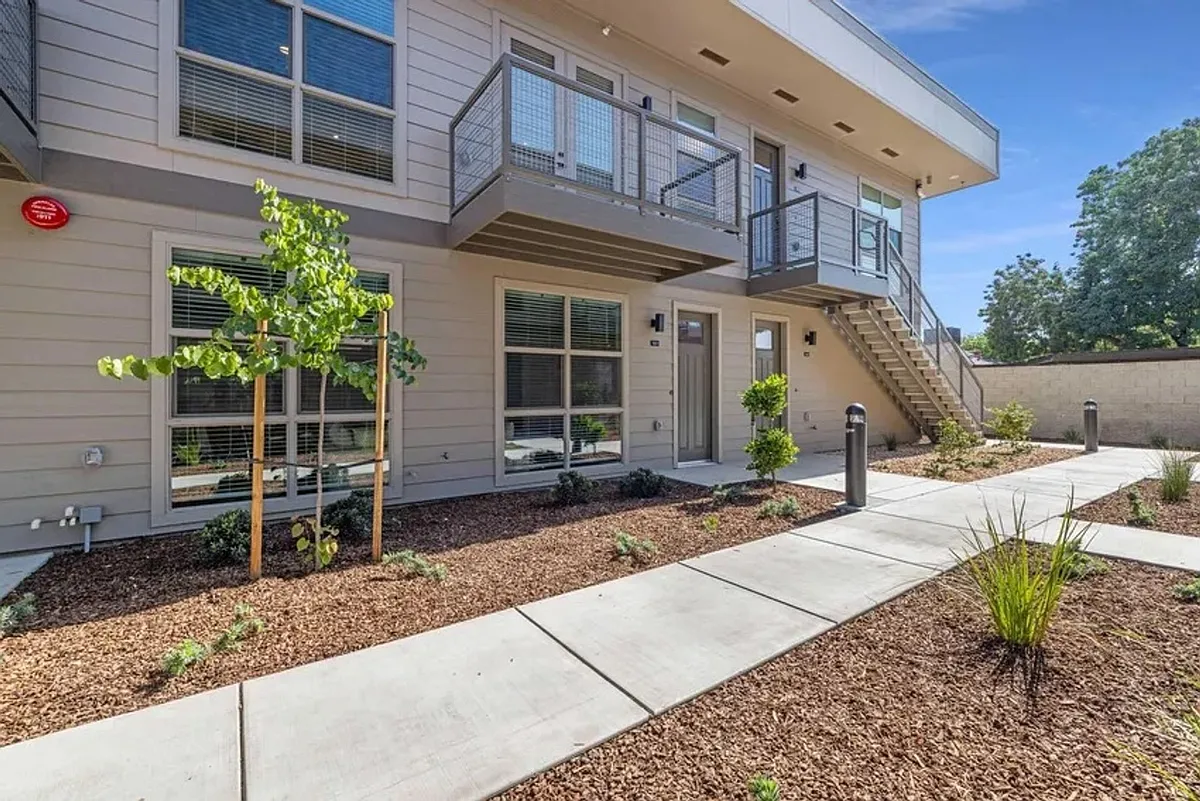 Building Photo - Vantage Pointe East
