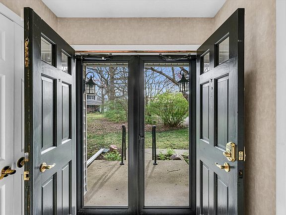5th image of 709 E Woodland Dr
