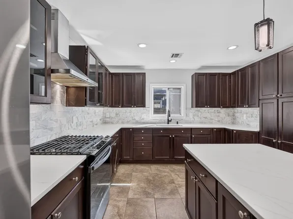 102 Pierce St, Hyde Park, MA 02136