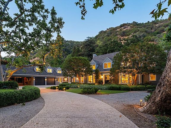 2nd image of 2600 Mandeville Canyon Rd