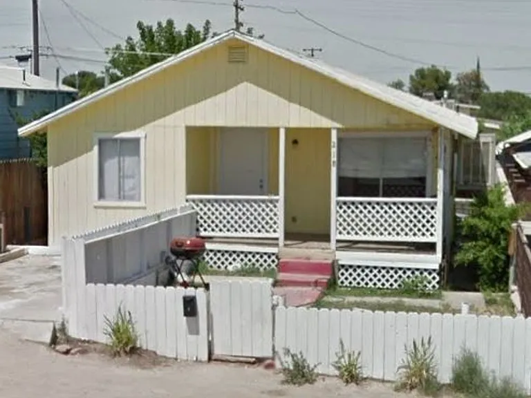 218 F St — Photo 3