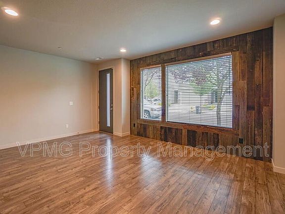 3rd image of 137 N 44th Pl