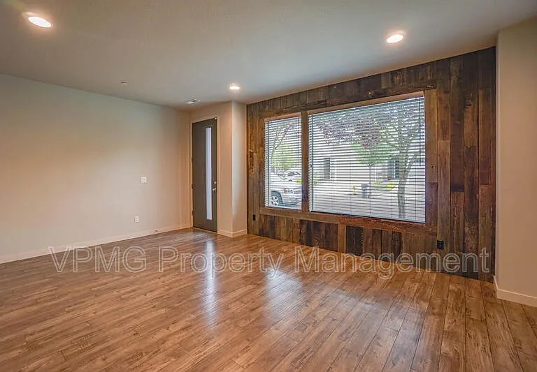137 N 44th Pl — Photo 3
