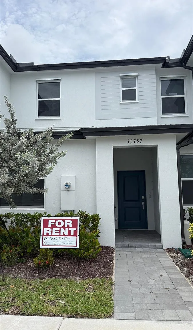3 bed, 3.0 bath, 1300 sqft, $2,500 — Photo 4