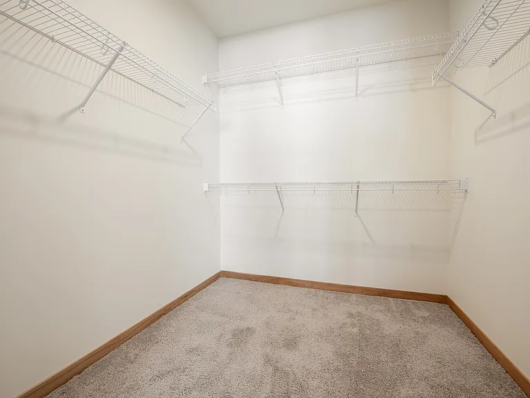 1 Bed / 1 Bath - 702 SF - Walk-In Closet