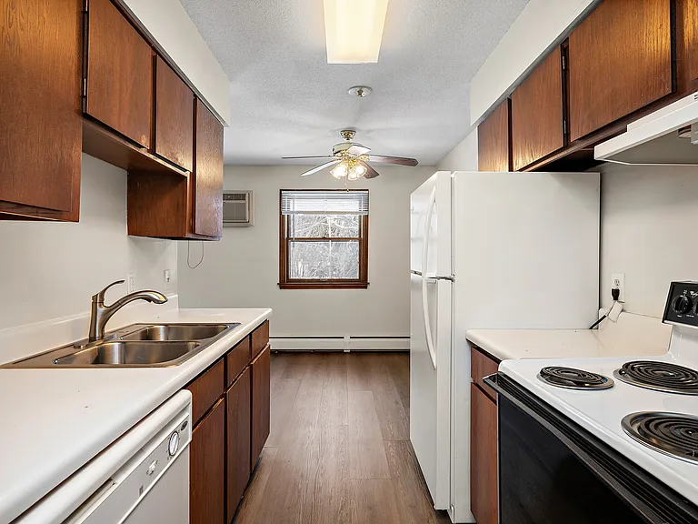 Kings Manor Apartments — Photo 15