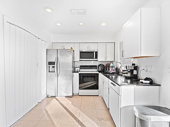 3rd image of 128-130 NE 16th Ter