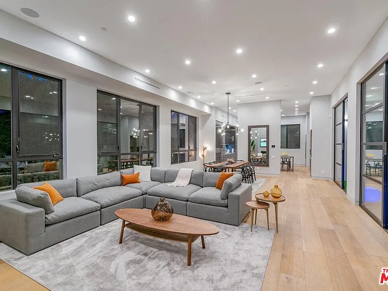 346 N Kings Rd — Photo 3