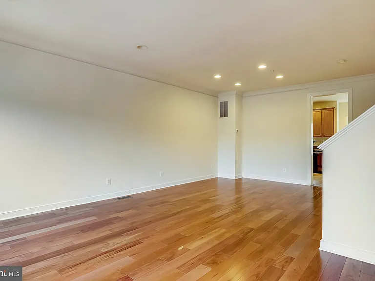 11034 Amherst Ave — Photo 5