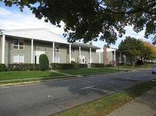 8 Carriage Path N, Milford, CT 06460