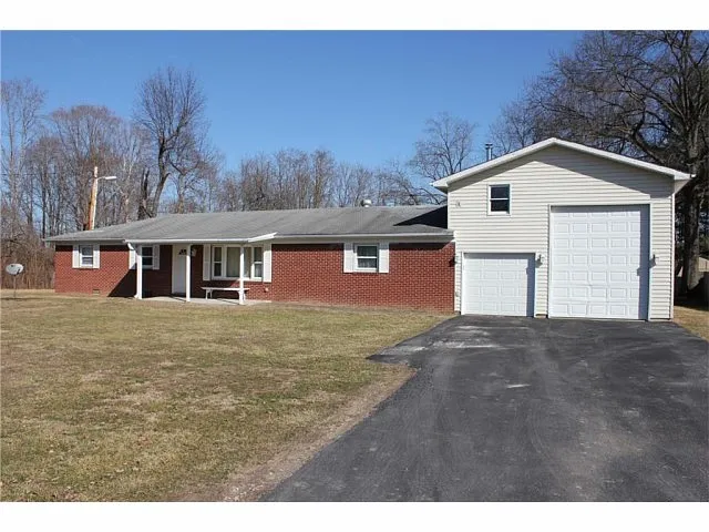 875 Riverview Dr photo 1