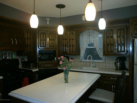 5th image of 131 Foch Ave