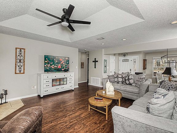 2nd image of 4403 Oakhaven Dr
