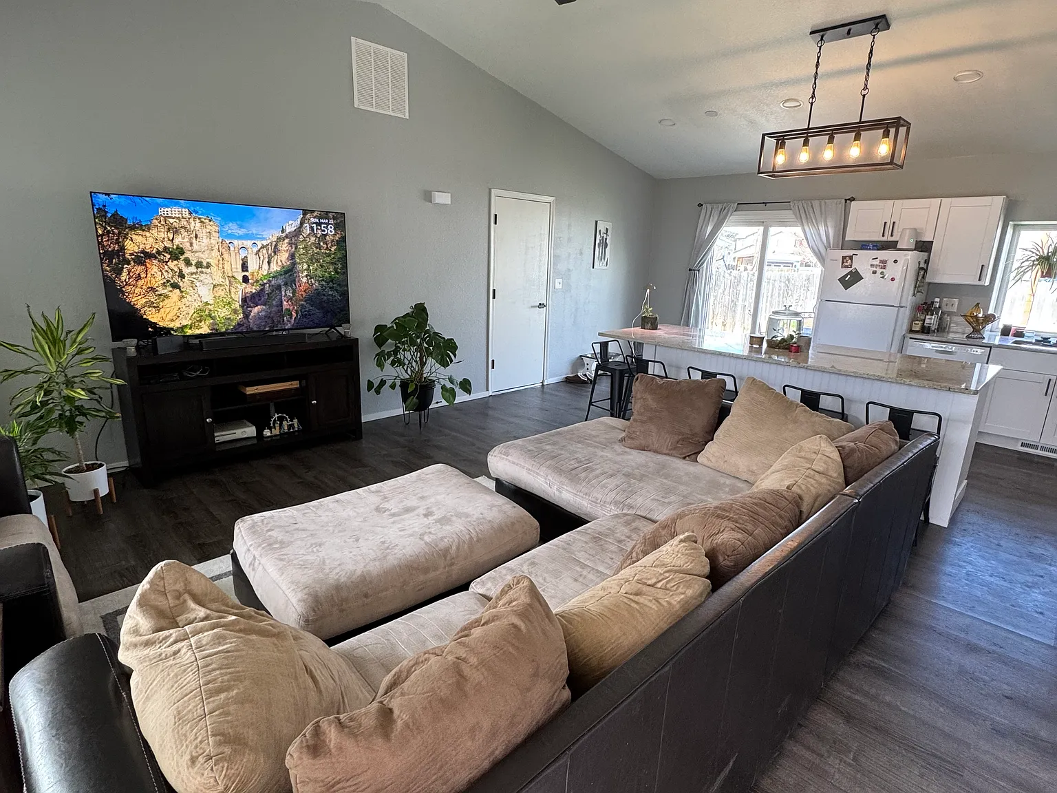 3 bed, 1080 sqft, $2,375 — Photo 1