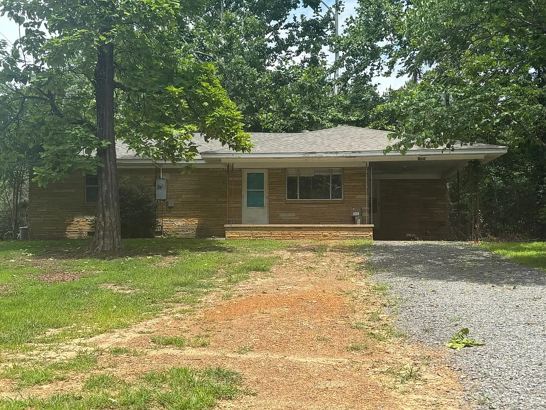 3 bed, 1.0 bath, 1264 sqft, $1,000 — Photo 1